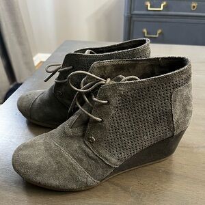 Tom Deep Gray Suede Wedge Booties Women’s 9 EUC